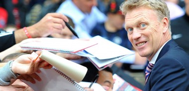 moyes-signing-autographs