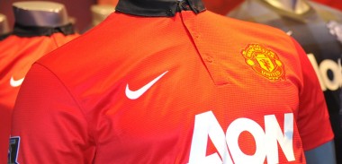 manchester-united-2013-2014-home-shirt-crest