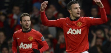 robin-van-persie-scores-against-cardiff